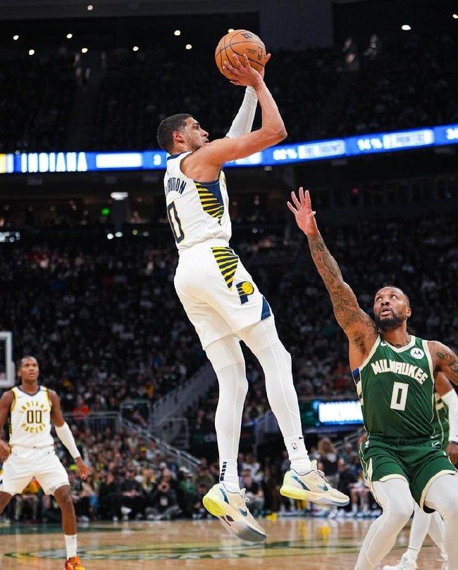  哈利伯顿准三双步行者加时险胜雄鹿止颓势